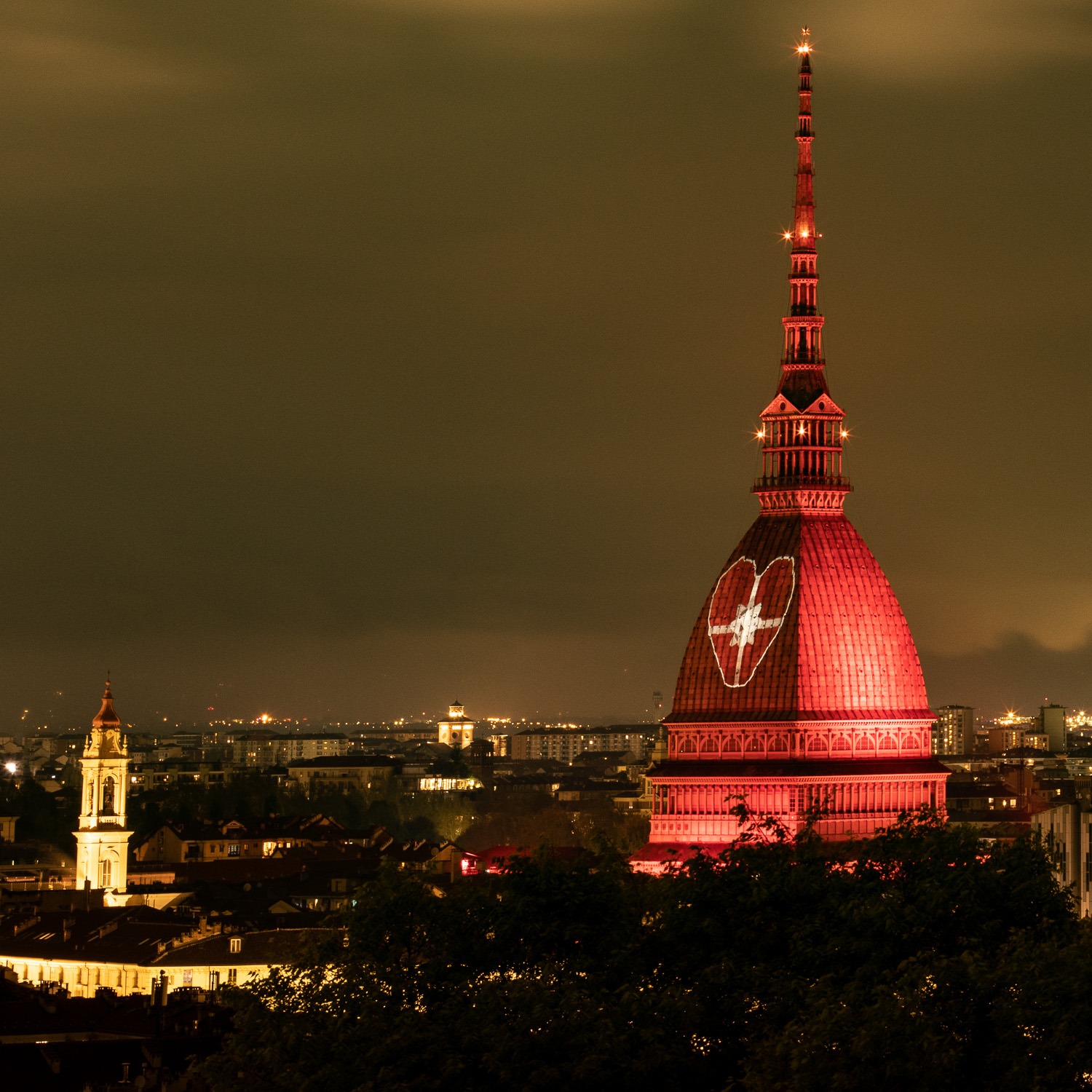 Mole Antonelliana illuminata di rosso